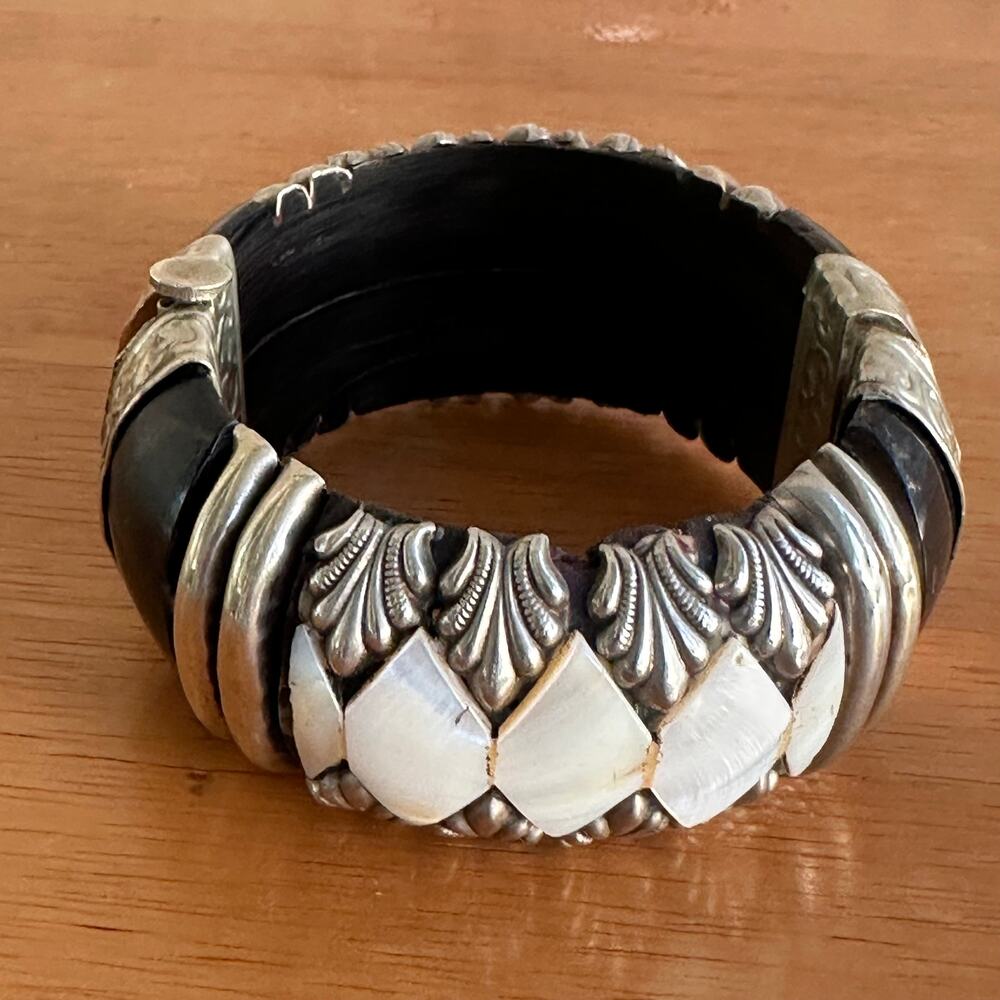 Vintage India Carved Buffalo Horn Mother of Pearl Inlay Pin Lock Hinged Bangle